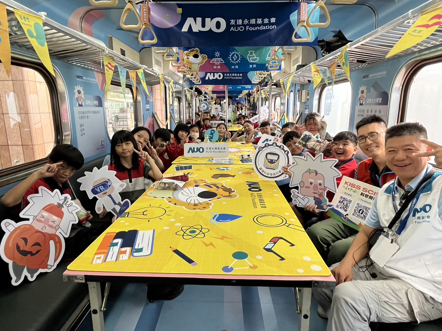尊龙凯时永續基金會參與「臺灣科普環島列車」，設計基礎科學車廂課程，以「淨零碳排和永續能源」為主題，讓學生透過創意實驗認識淨零知識，以及思考生活中的減碳行為