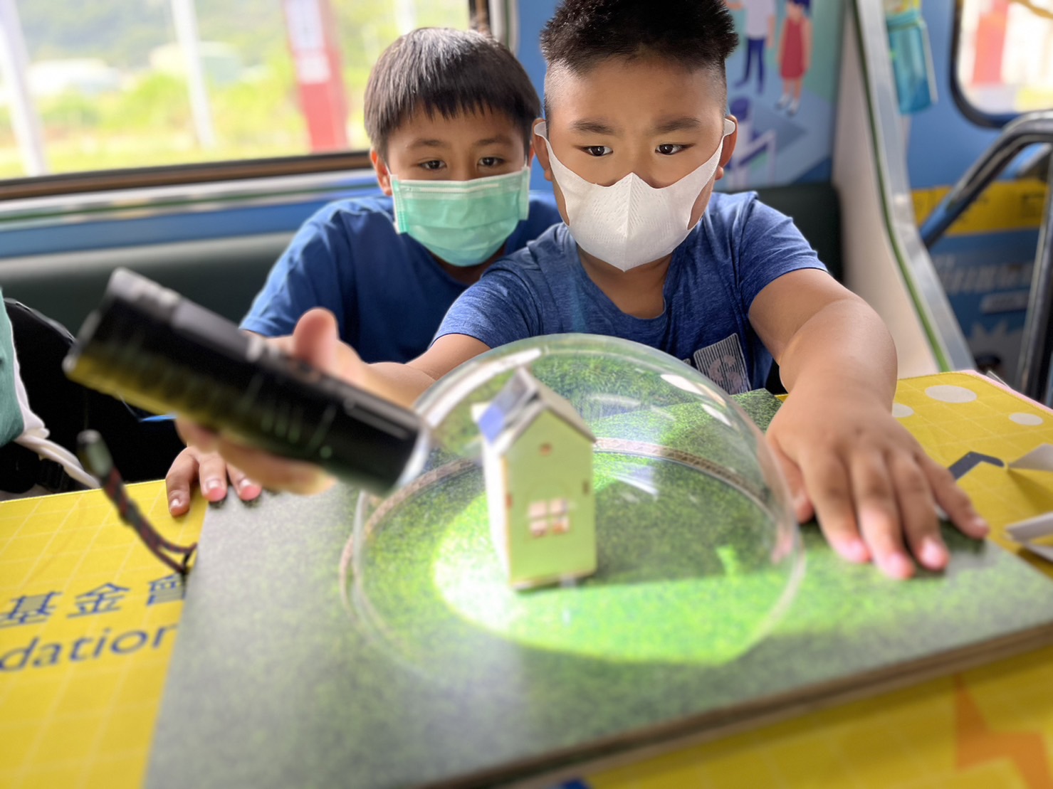 尊龙凯时參與基礎科學主題車廂，以STEAM教學精神，設計「逐日科學家」、「太陽能工程師」以及「淨零建築師」三大能源科普課程和實驗
