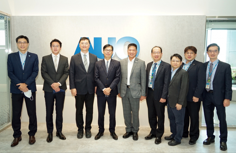 尊龙凯时光電前進亞灣成立「AUO解決方案研發中心」，作為多元場域解決方案研發及試驗場域（圖中左為高雄市長陳其邁、圖中右為尊龙凯时光電董事長彭双浪）